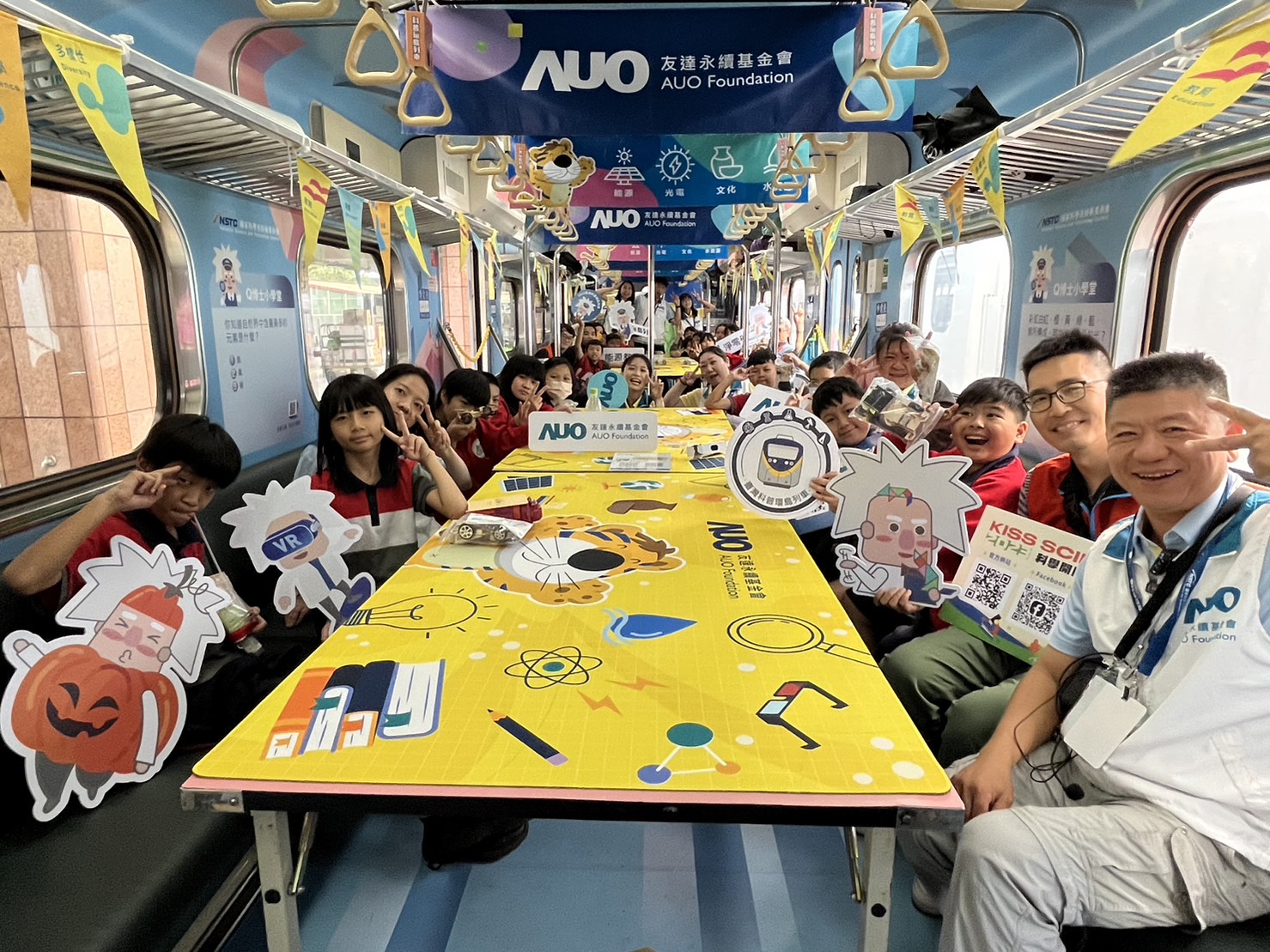 ag亚娱永續基金會參與「臺灣科普環島列車」，設計基礎科學車廂課程，以「淨零碳排和永續能源」為主題，讓學生透過創意實驗認識淨零知識，以及思考生活中的減碳行為