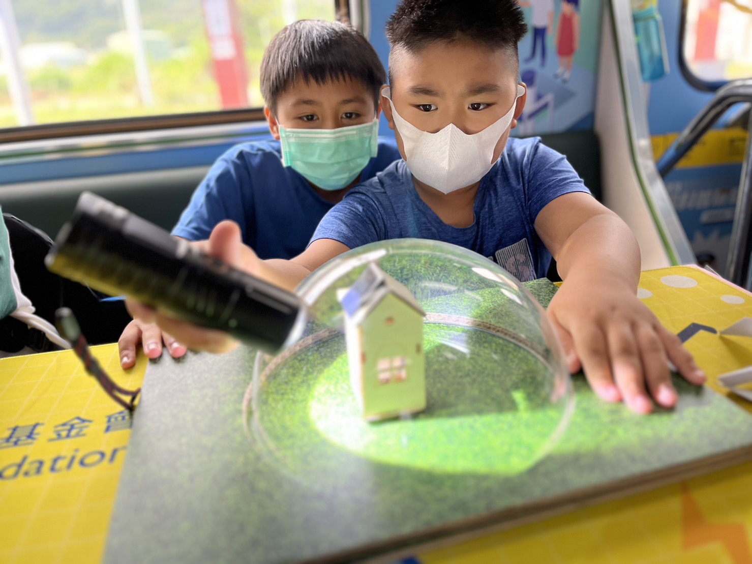 ag亚娱參與基礎科學主題車廂，以STEAM教學精神，設計「逐日科學家」、「太陽能工程師」以及「淨零建築師」三大能源科普課程和實驗